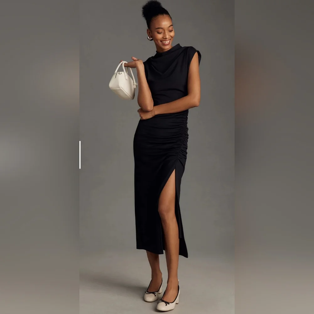 Elegant Black Sleeveless Dress - Picture 1 of 5